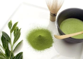 Rửa mặt với bột trà xanh giúp da căng mịn hơn