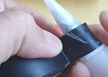 Sử dụng băng keo đen quấn quanh nắp chơi hạn chế không khí lọt vào